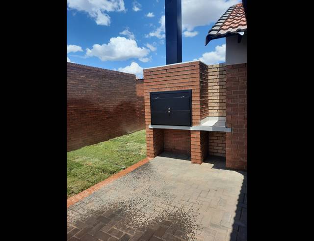 3 BEDROOM TOWNHOUSE TO LET IN LANGENHOVENPARK